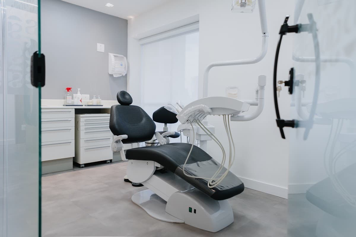 Sala de atendimento com cadeira odontológica de última geração