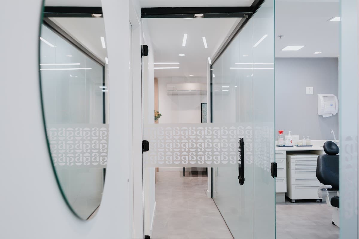 Corredor com portas de vidro e identidade visual ATMA