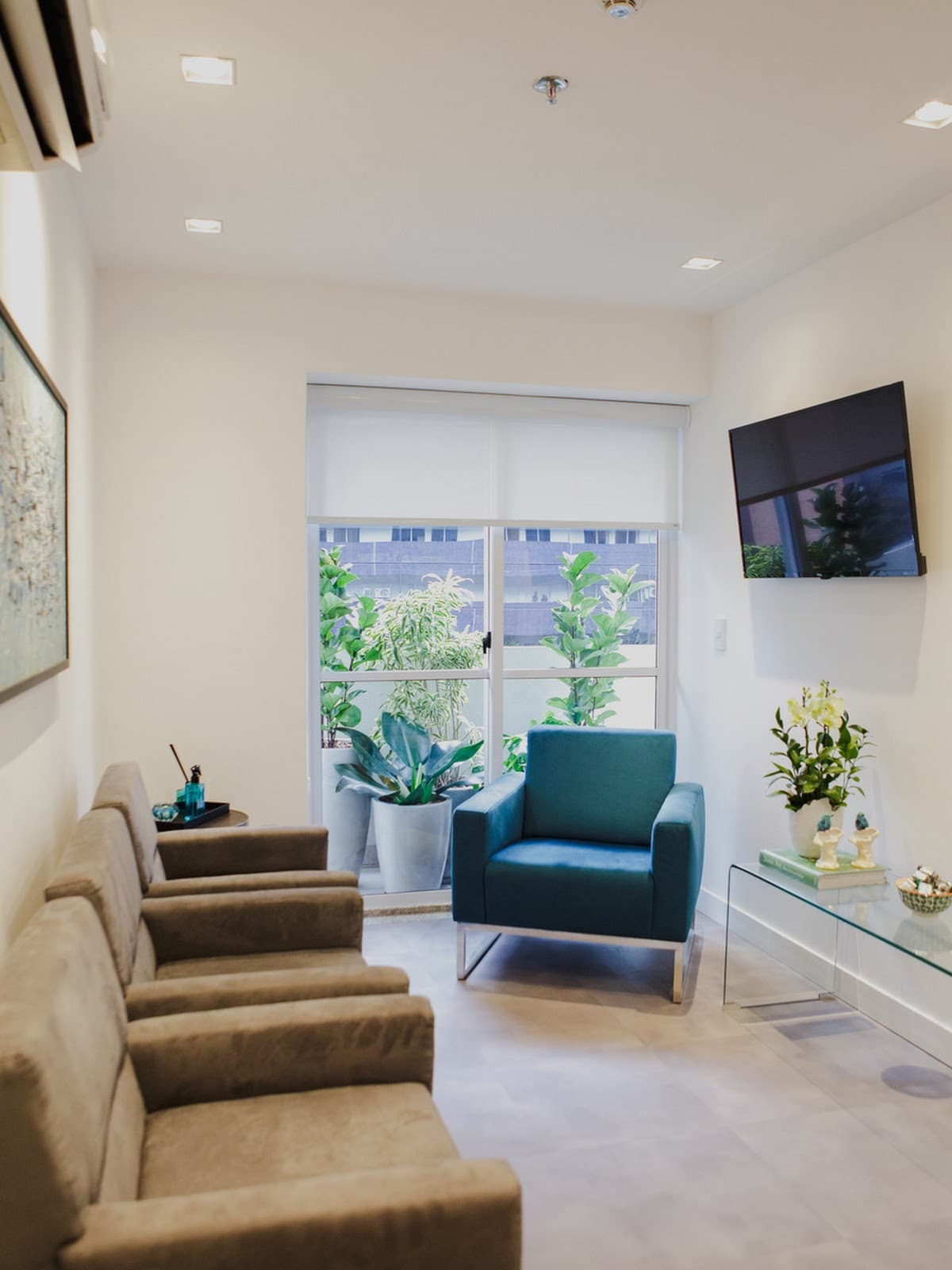 Sala de espera da ATMA com poltronas e plantas naturais